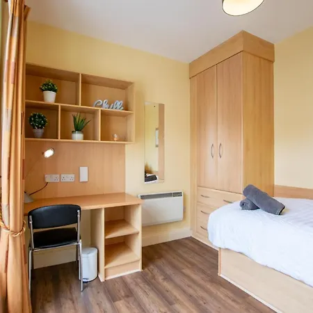 87 - 4 Bedroom Townhouse With Parking Galway