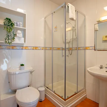 87 - 4 Bedroom Townhouse With Parking In