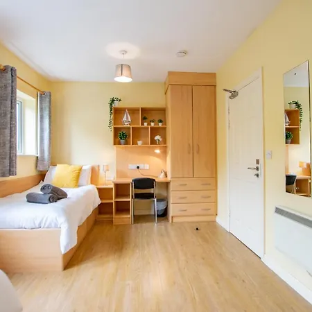 87 - 4 Bedroom Townhouse With Parking