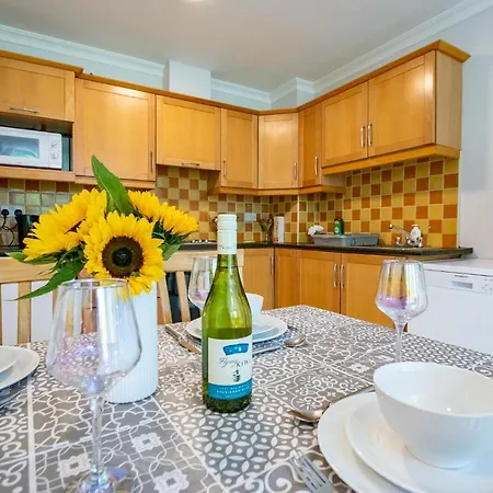 87 - 4 Bedroom Townhouse With Parking In *