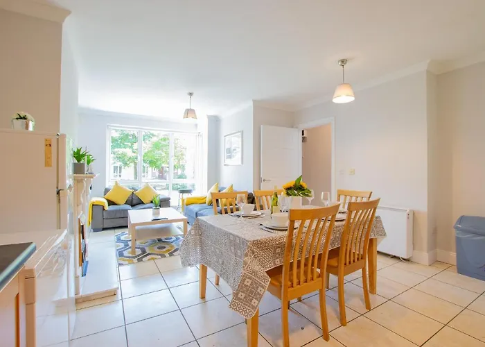 펜션 87 - 4 Bedroom Townhouse With Parking 골웨이