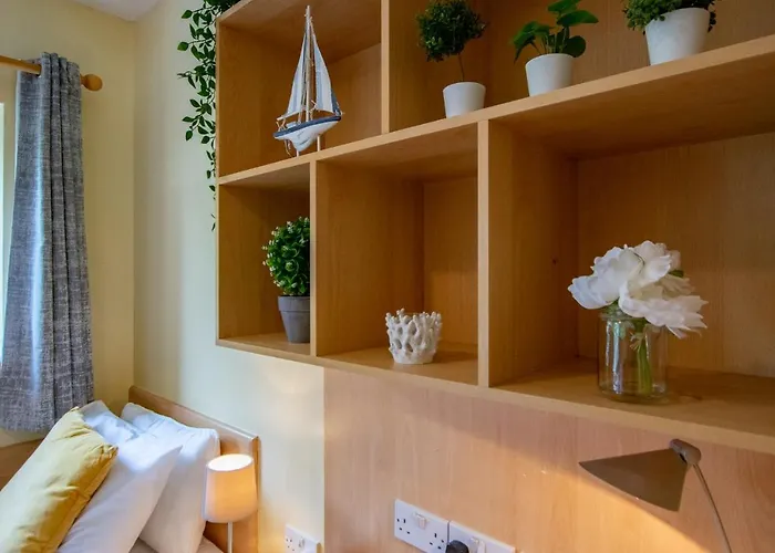 87 - 4 Bedroom Townhouse With Parking *