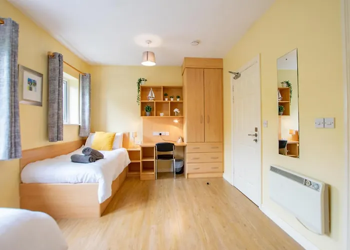 87 - 4 Bedroom Townhouse With Parking