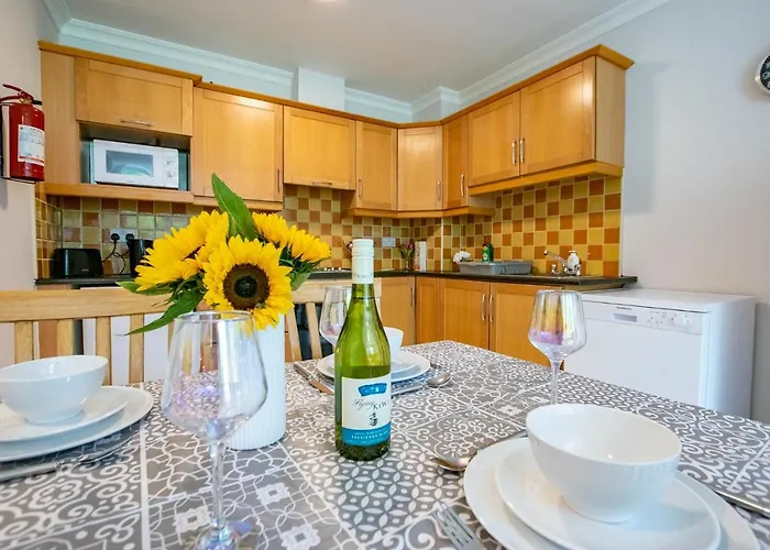 87 - 4 Bedroom Townhouse With Parking *